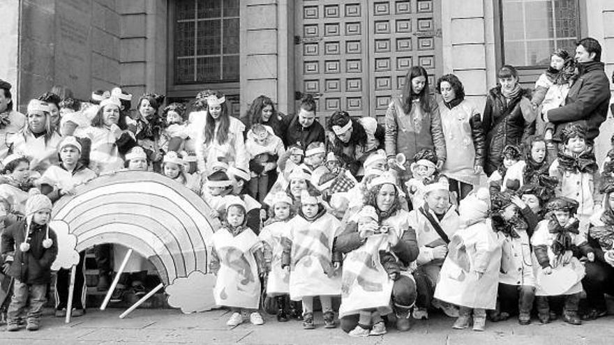 Niños y mayores, disfrazados en los soportales del Palaciu Pintu.