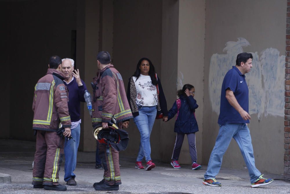 Desallotgen un bloc de pisos de Sant Narcís per un incendi