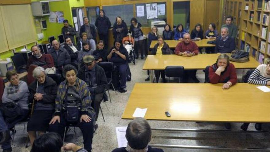 Asistentes a la reunión informativa, ayer, en la biblioteca vecinal de Monte Alto. / juan varela