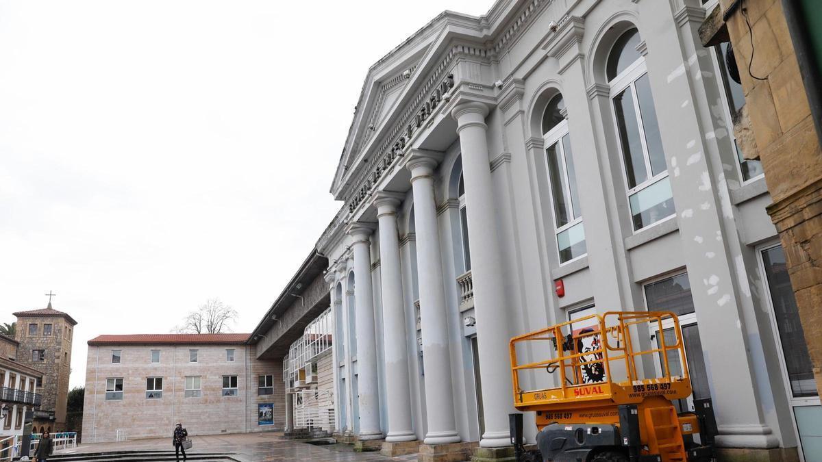 Fachada de la Escuela de Artes y Oficios de Avilés.