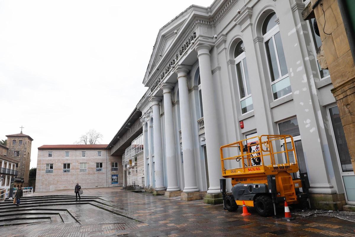 VISTA DE LA FACHADA PRINCIPAL DE LA ESCUELA DE ARTES Y OFICIOS.