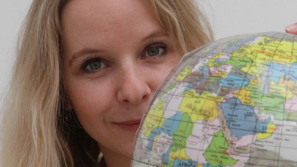 MZ-Redakteurin Sophie Mono mit einem aufblasbaren Globus.