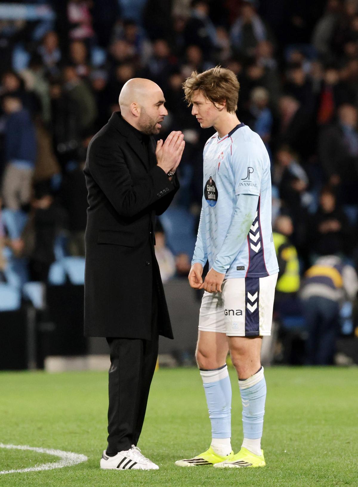 Claudio habla con Fer López al término del partido tras la jugada en la que estuvo involucrado.