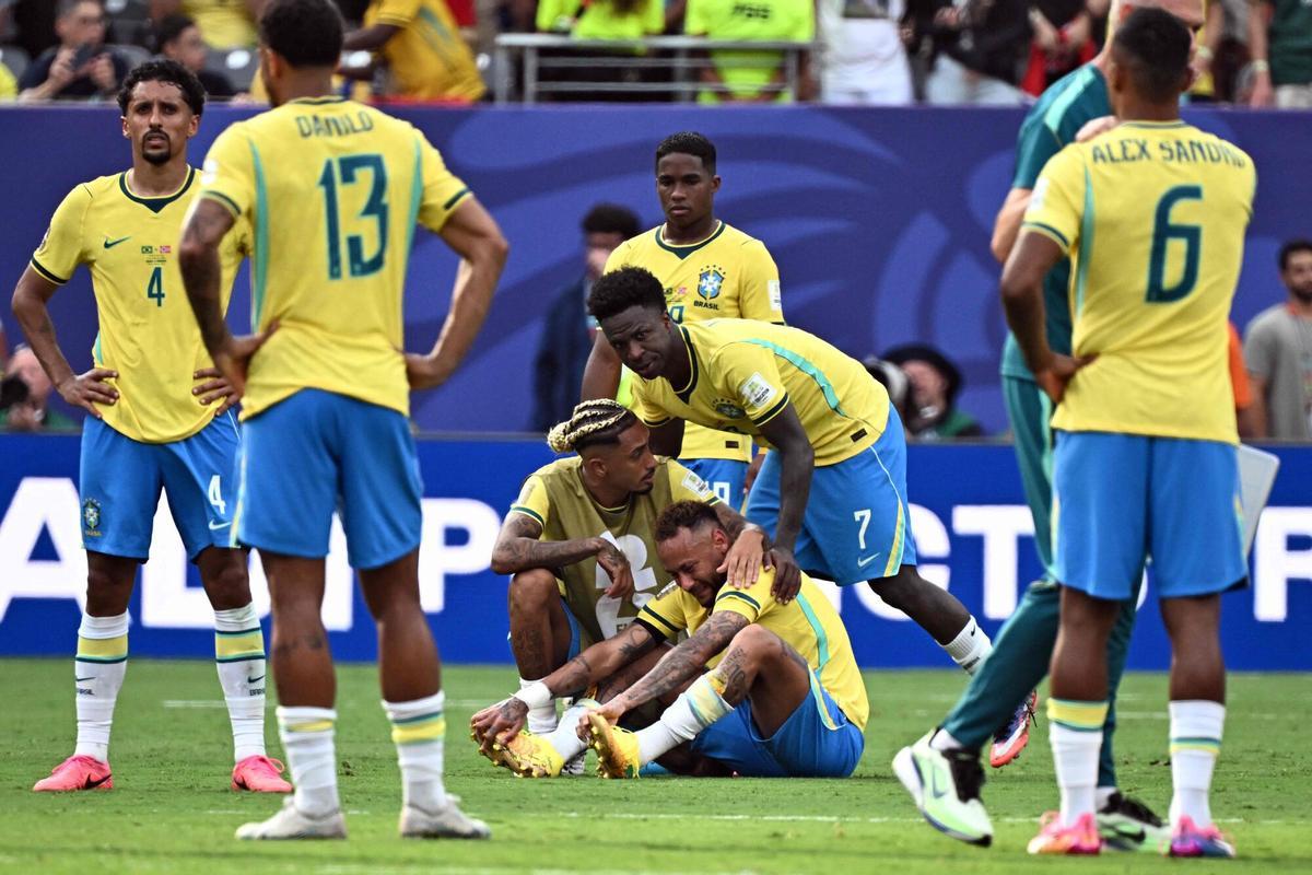 Neymar llora en el suelo en la tácita despedida de su carrera en la selección, que no salvó ni con el penalti transformado en el tiempo añadido frente a Noruega.