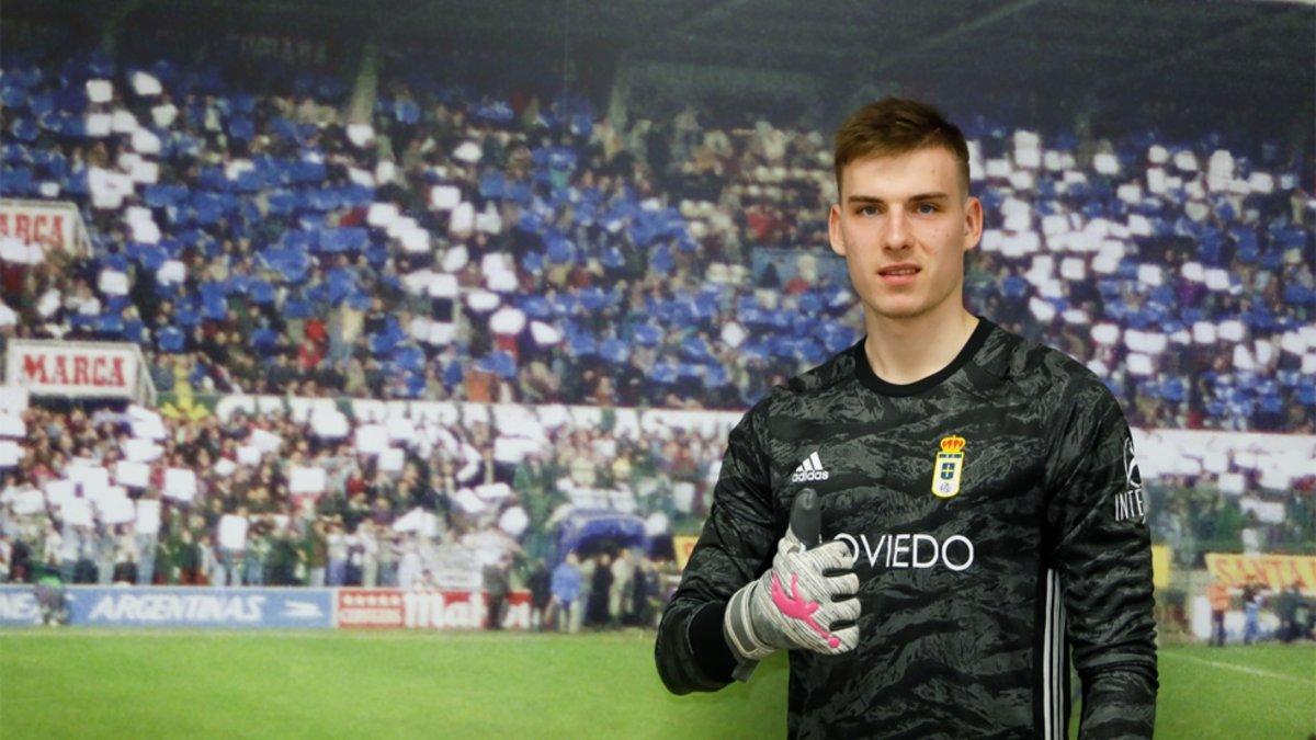 Lunin ya ha posado con la camiseta del Oviedo