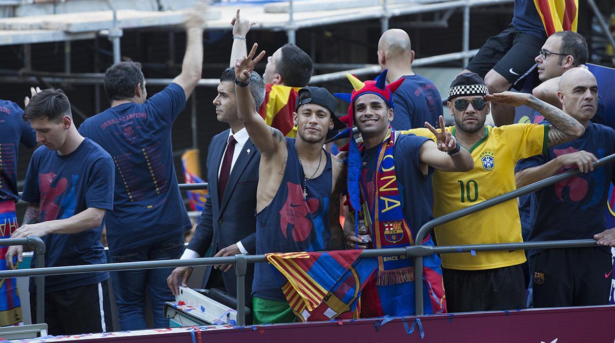 Milers d’aficionats aplaudeixen els jugadors durant el seu recorregut en bus per Barcelona.