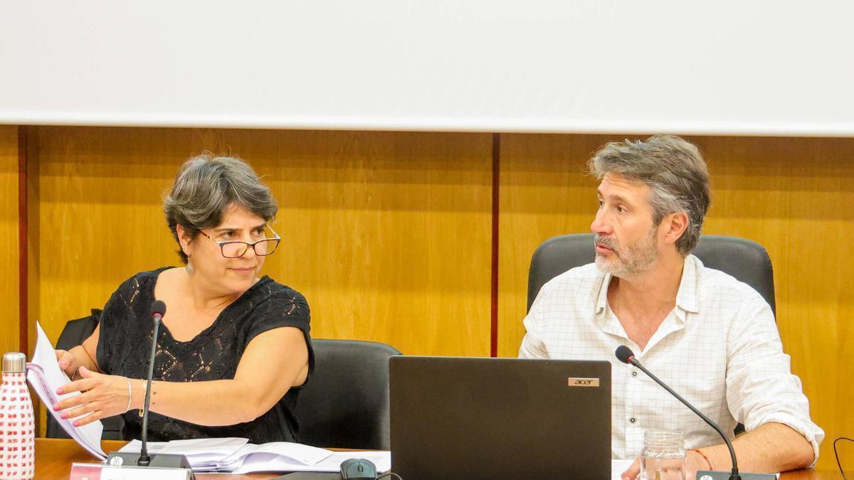 Tania García y el alcalde Alberto Varela durante un pleno.