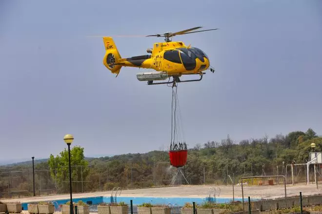 GALERÍA | Los vecinos de Figueruela se enfrentan a la voracidad de las llamas