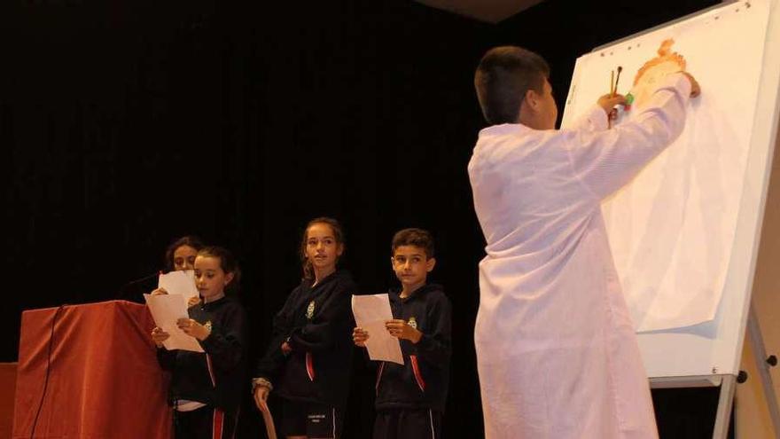 Los alumnos del colegio Santo Ángel escenifican uno de los poemas de Gloria Fuertes.