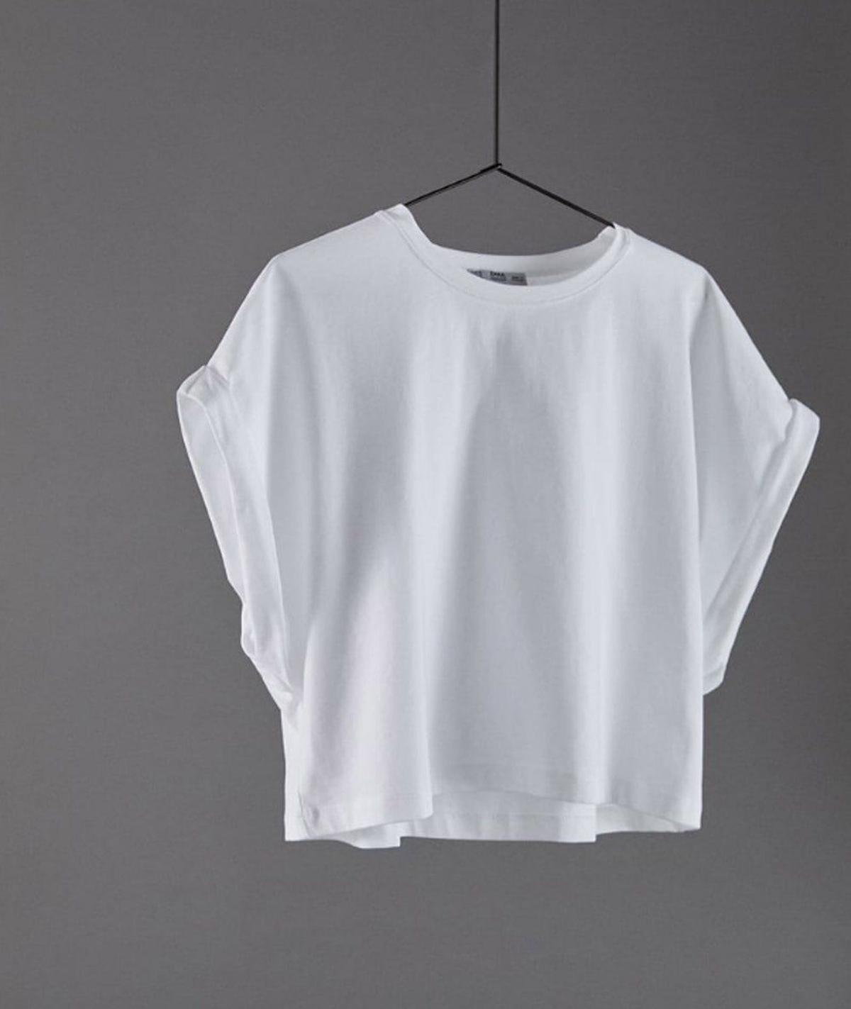 Camiseta blanca cropped de Zara. (Precio: 9, 95 euros)