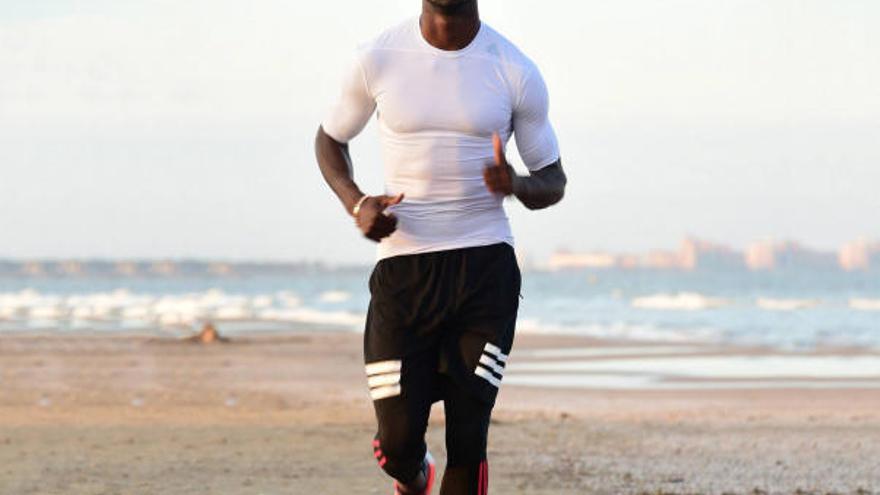 Mangala corriendo por la playa de Valencia.