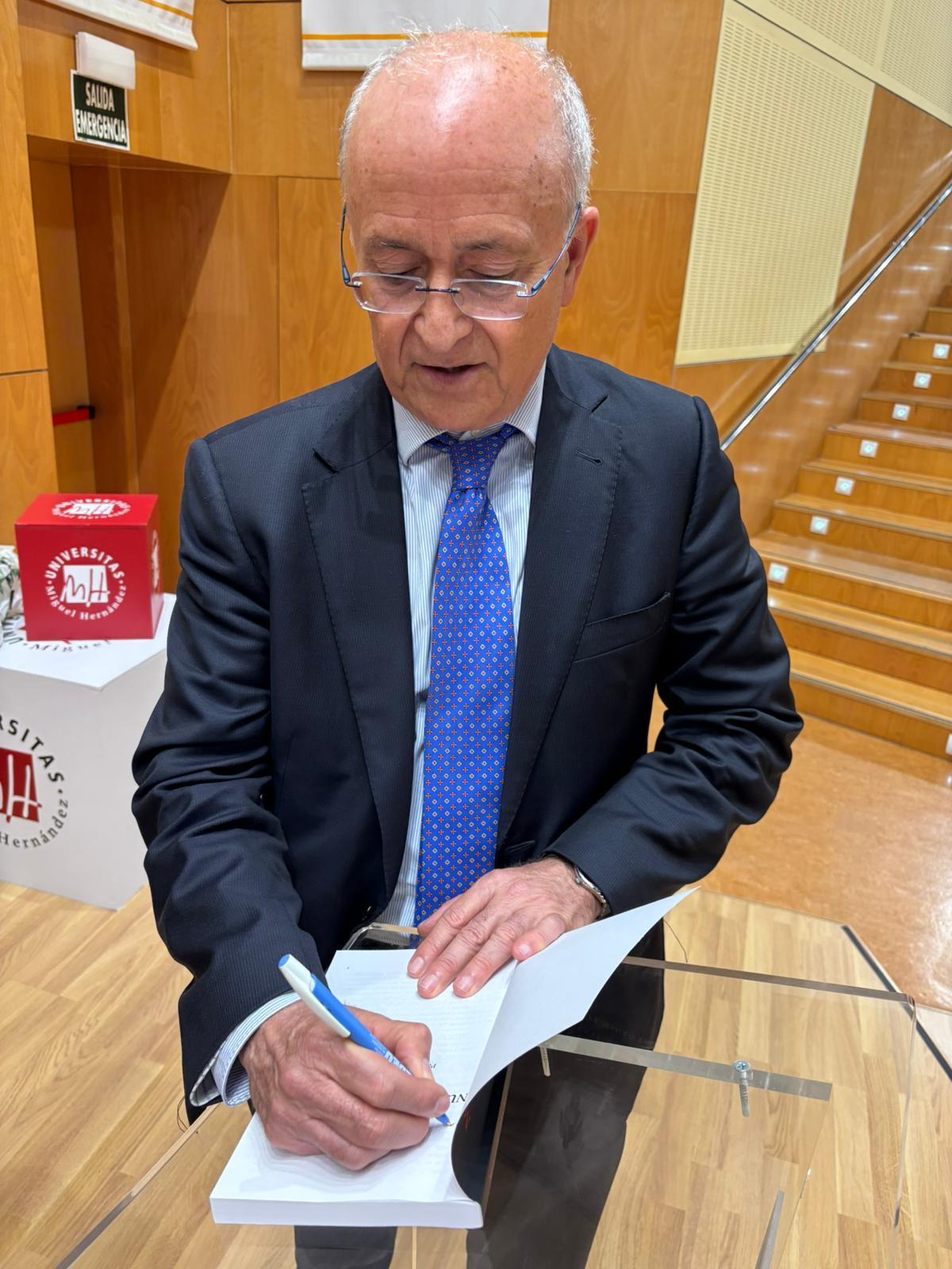 El magistrado Vicente Magro firma en la UMH de Elche su último libro