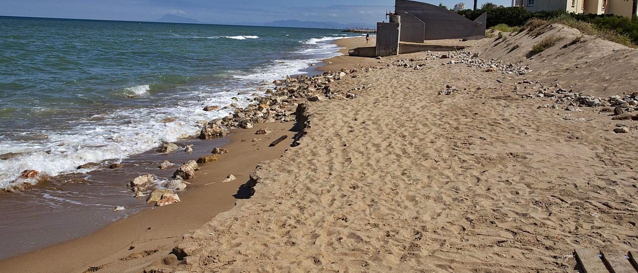 Imagen de la playa de la Goleta, en Tavernes de la Valldigna, la semana pasada. | PERALES IBORRA