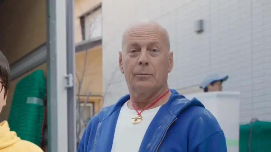 Bruce Willis se viste de Doraemon para un anuncio