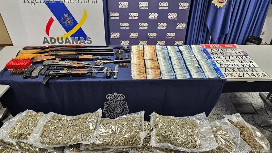 Imagen de la droga, armas y demás efectos intervenidos en la operación