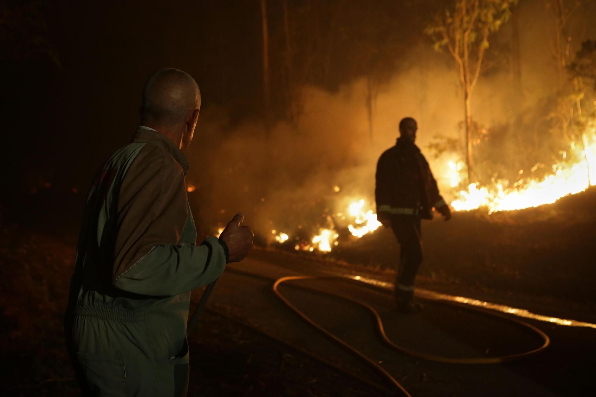Incendio en Trabada: el fuego se acerca a las casas