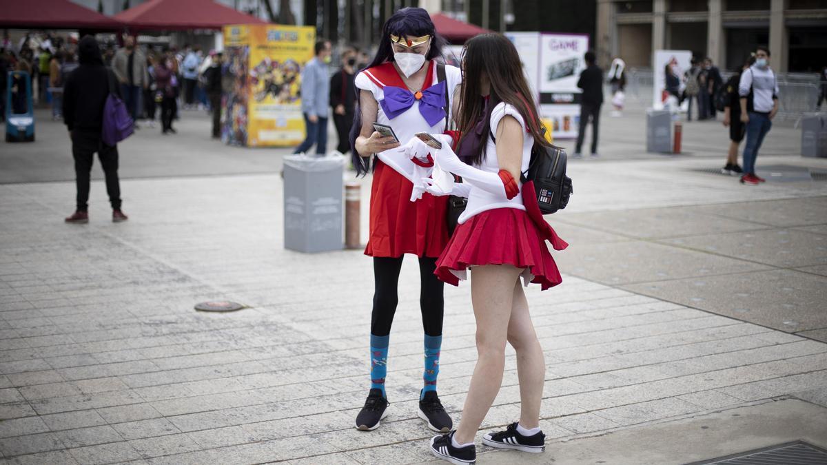 Una pareja de cosplayers en el primer día del salón del manga