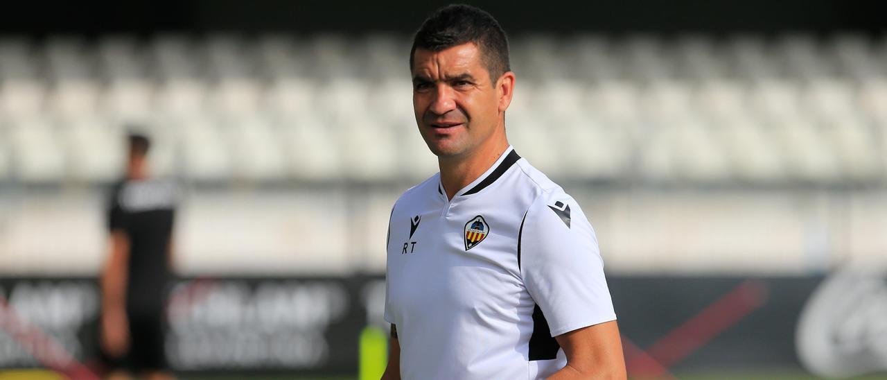 Rubén Torrecilla consulta unos apuntes durante un entrenamiento en el Estadio Castalia.