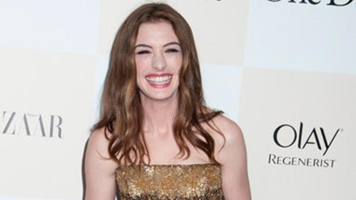 Anne Hathaway deslumbrante sobre la alfombra roja