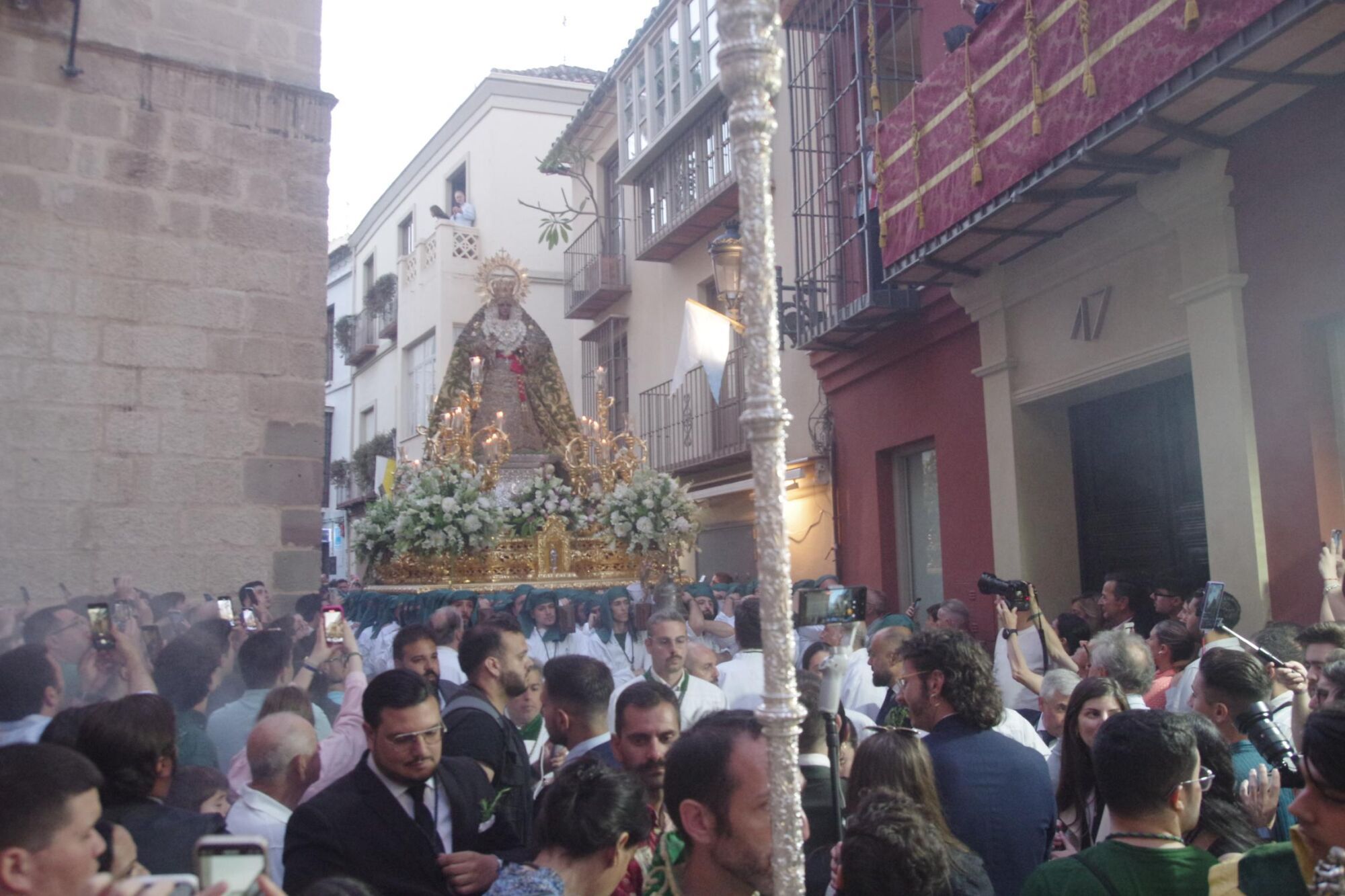 Procesión triunfal de regreso de la Virgen de la Esperanza a su basílica tras su peregrinación a Roma