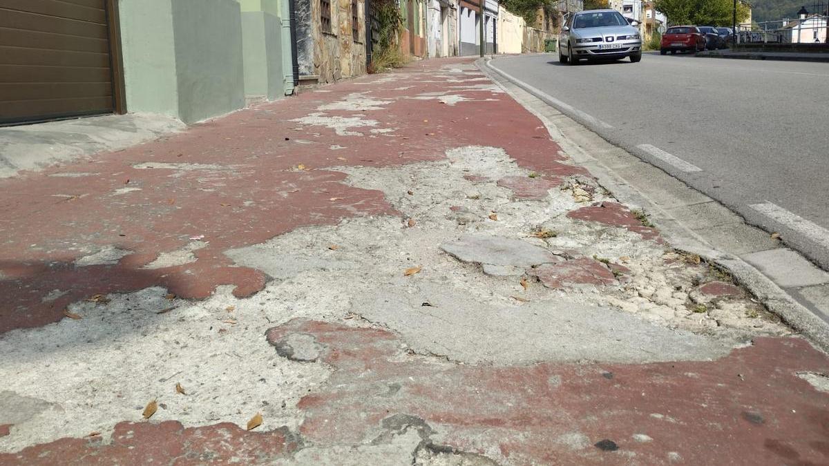 Deterioro de aceras en el barrio de vega, en la felguera