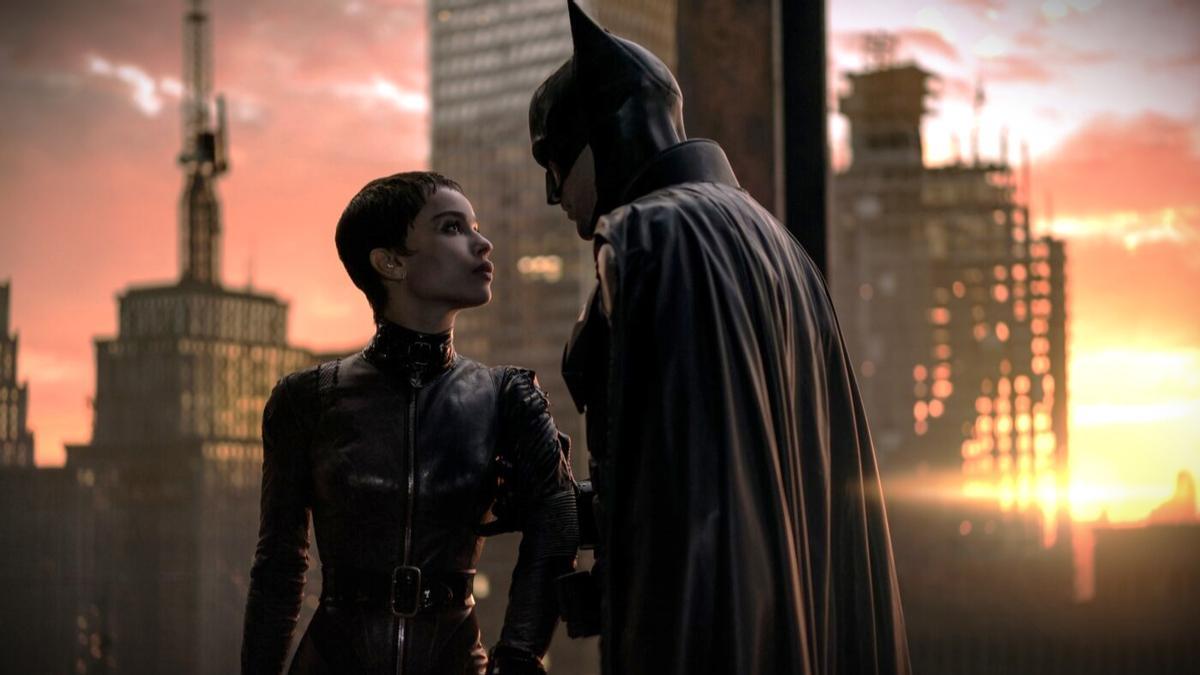 Catwoman (Zoë Kravitz) y Batman (Robert Pattinson), en un fotograma de 'The Batman'