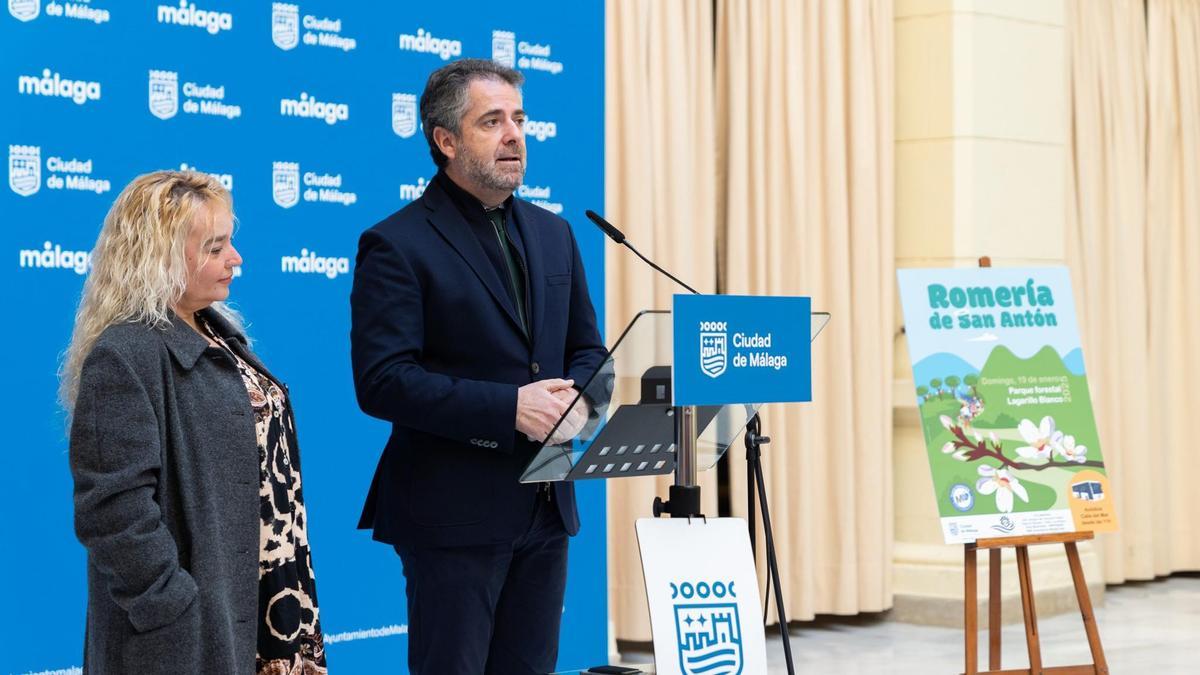 El concejal delegado del distrito Este, Carlos Conde, junto a la presidenta de la Asociación de Vecinos de El Palo, Mercedes Pírez.