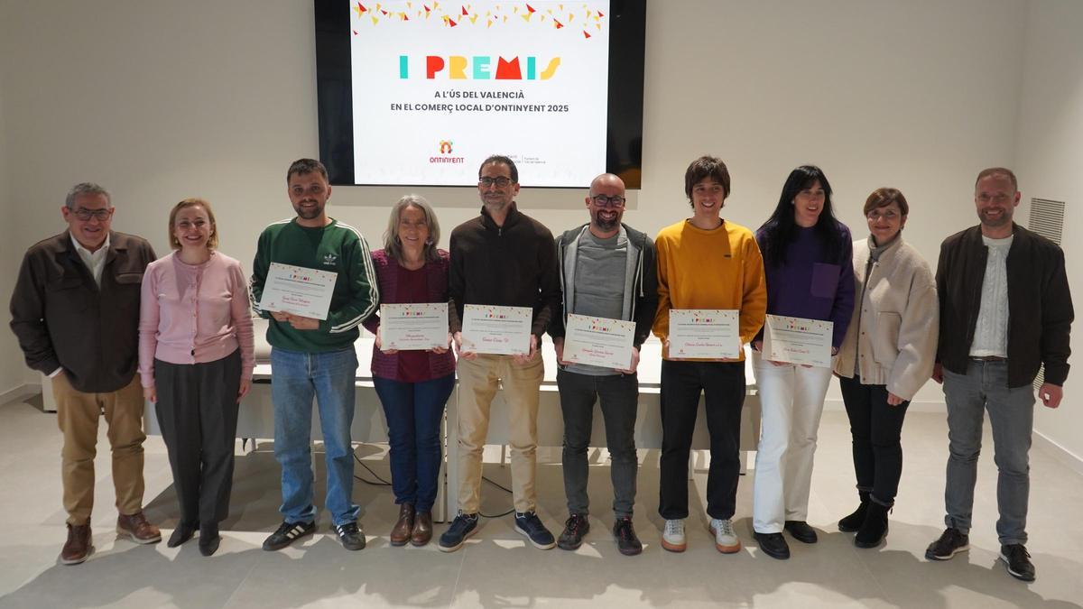 Entrega de los premios al uso del valenciano en el comercio local de Ontinyent.