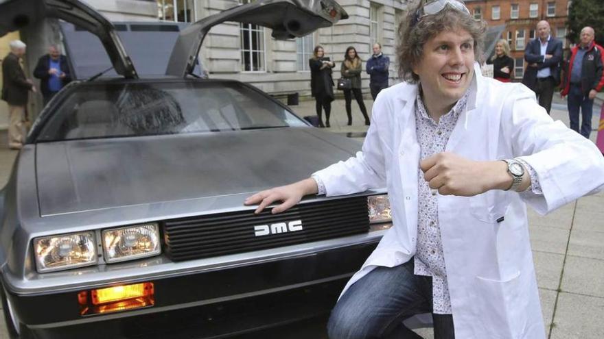 El DeLorean regresa eléctrico. El doctor David Laverty, alias &quot;Doc Brown&quot;, posa con el DeLorean eléctrico en Belfast. El DeLorean, originalmente construido en 1981 en Dunmurry, al suroeste de Belfast, ha sido modificado por estudiantes y profesores de la Universidad de Queen&#039;s y ahora es eléctrico. El DeLorean original se hizo famoso por aparecer en &quot;Regreso al futuro&quot;.