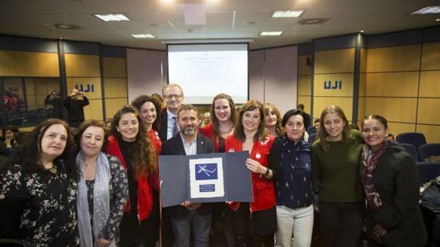 El grupo de mujeres «Juntes» recogen el XIII Premio Isonomía contra la Violencia de Género.