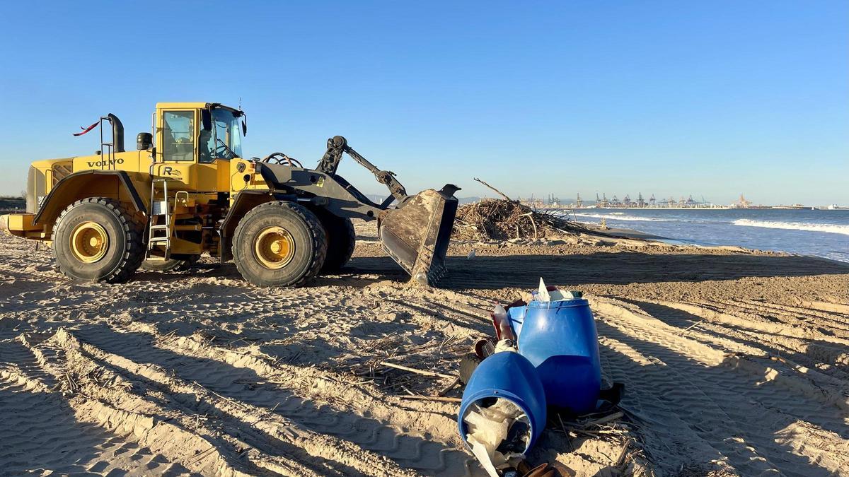 Máquinas trabajando en la limpieza de las playas ente el Saler y Pinedo
