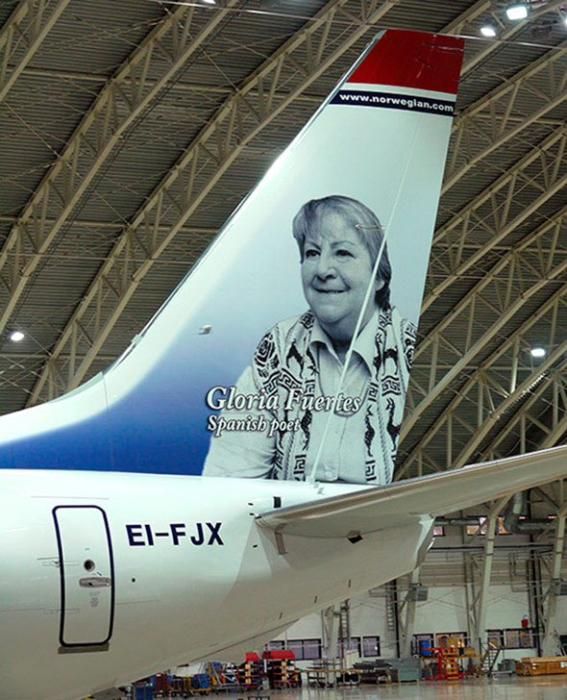 Avión dedicado a Gloria Fuertes