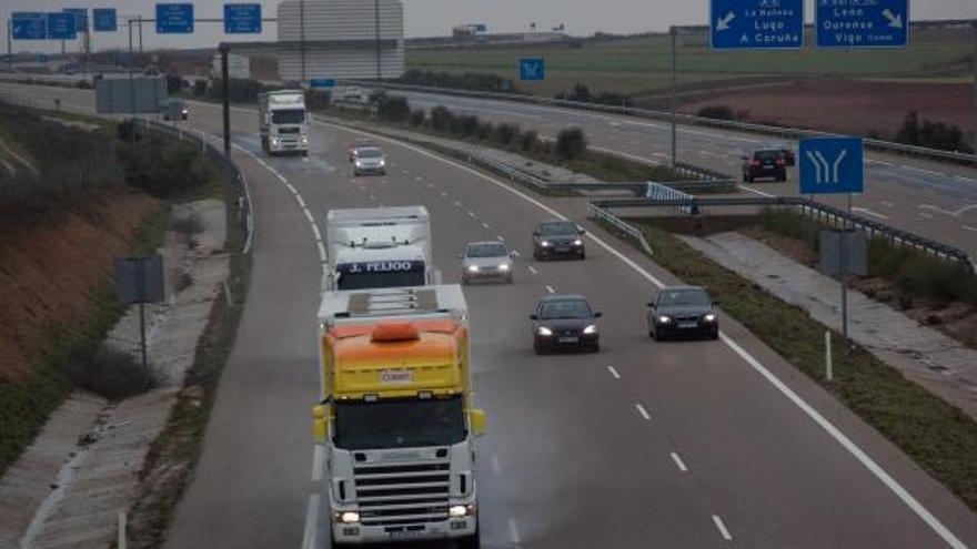 Investigado un conductor por circular a 218 kilómetros por hora en la A6 en La Bañeza (León)