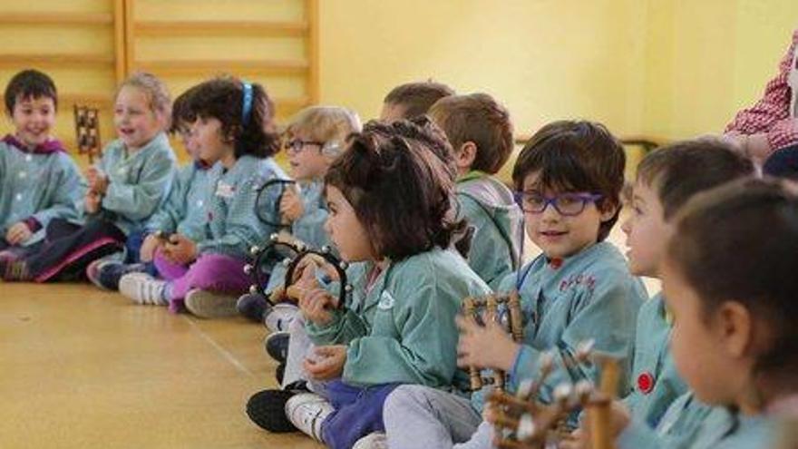 Niños de Educación Infantil del Enrique Alonso, ayer, en un taller musical.