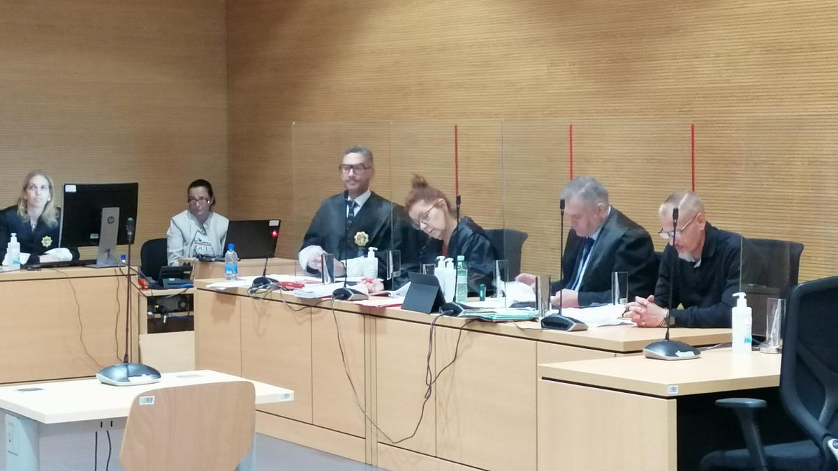 El acusado, Lars E. A. -primero por la derecha- en la última sesión del juicio en su contra.
