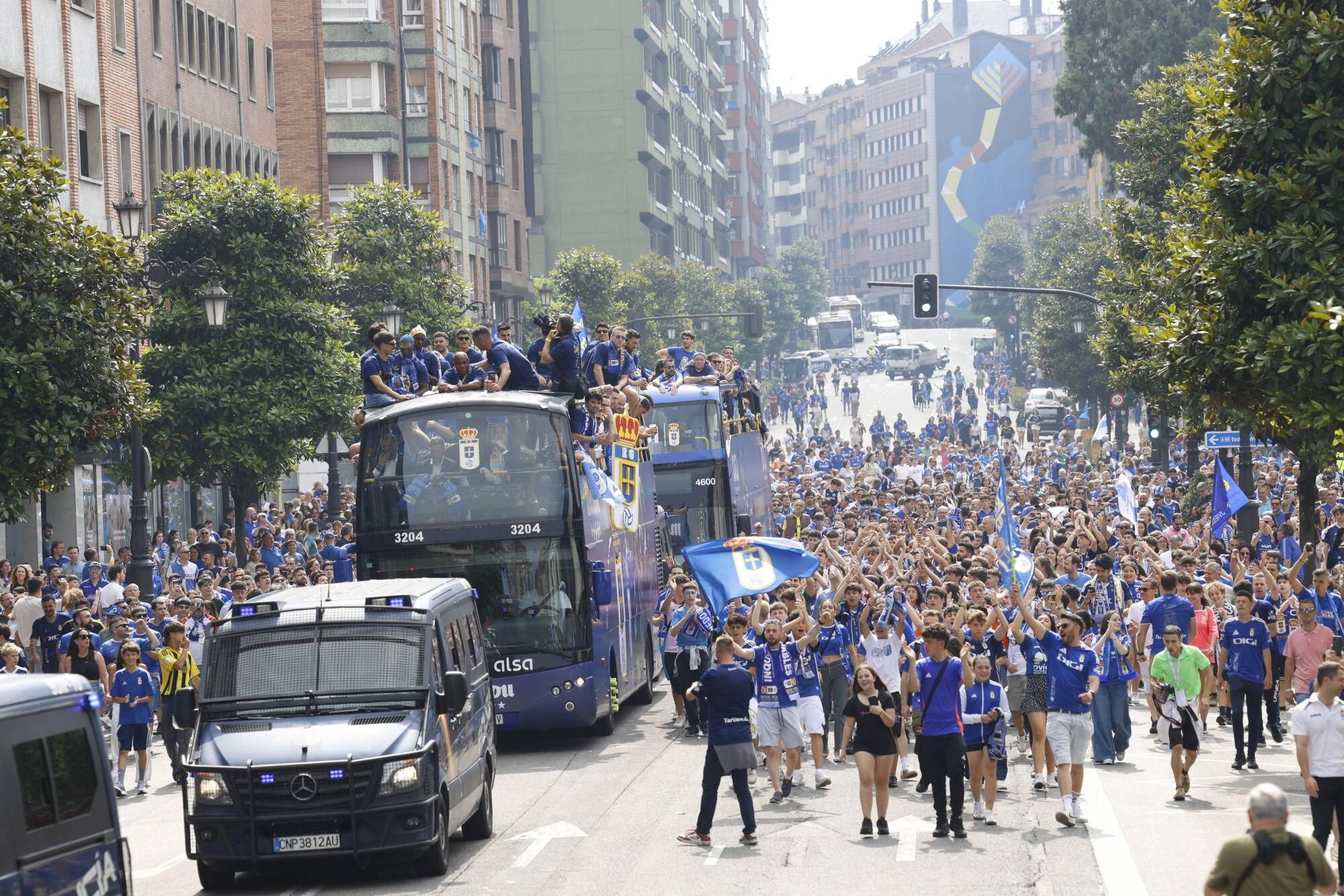 Locura azul en las calles de Oviedo para celebrar el ascenso del equipo a Primera División