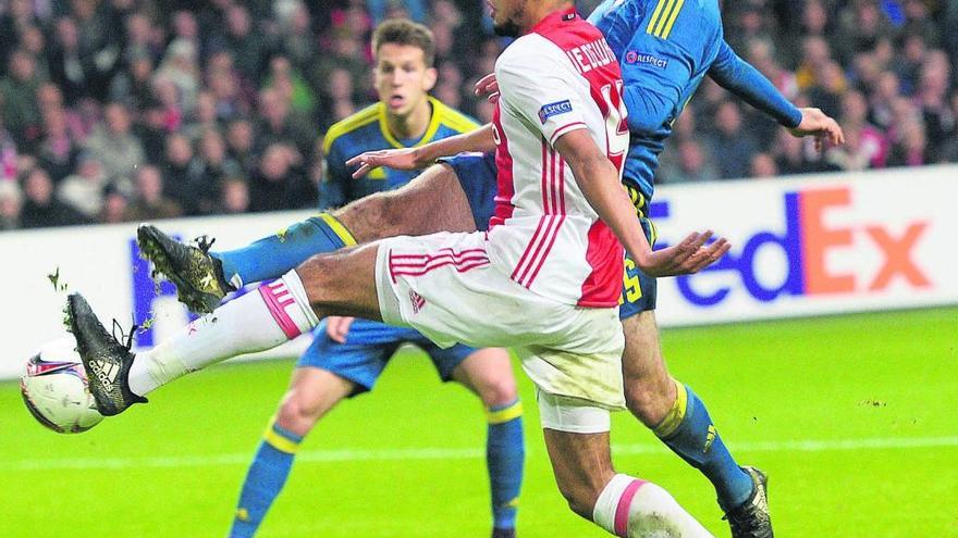 Jairo Riedwakld obstaculiza el disparo de Rossi en el Ajax-Celta en diciembre de 2016.