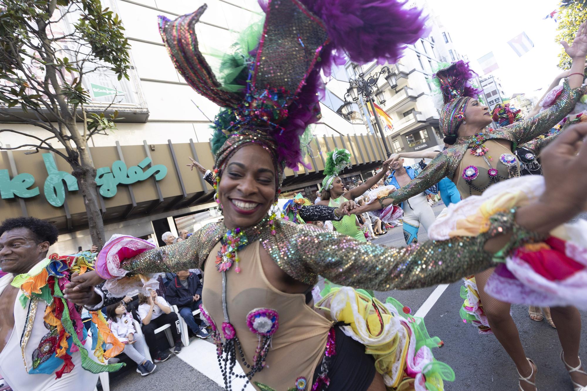 En Imágenes: El Desfile del Día de América llena las calles de Oviedo en una tarde veraniega