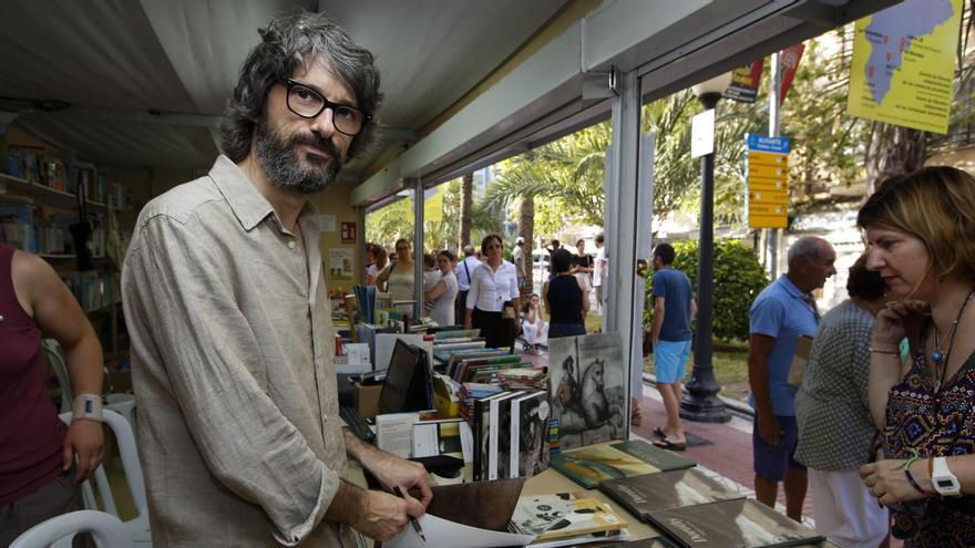 La librería Raíces de Alicante arranca un nuevo ciclo de diálogos culturales con la visita de Pablo Auladell