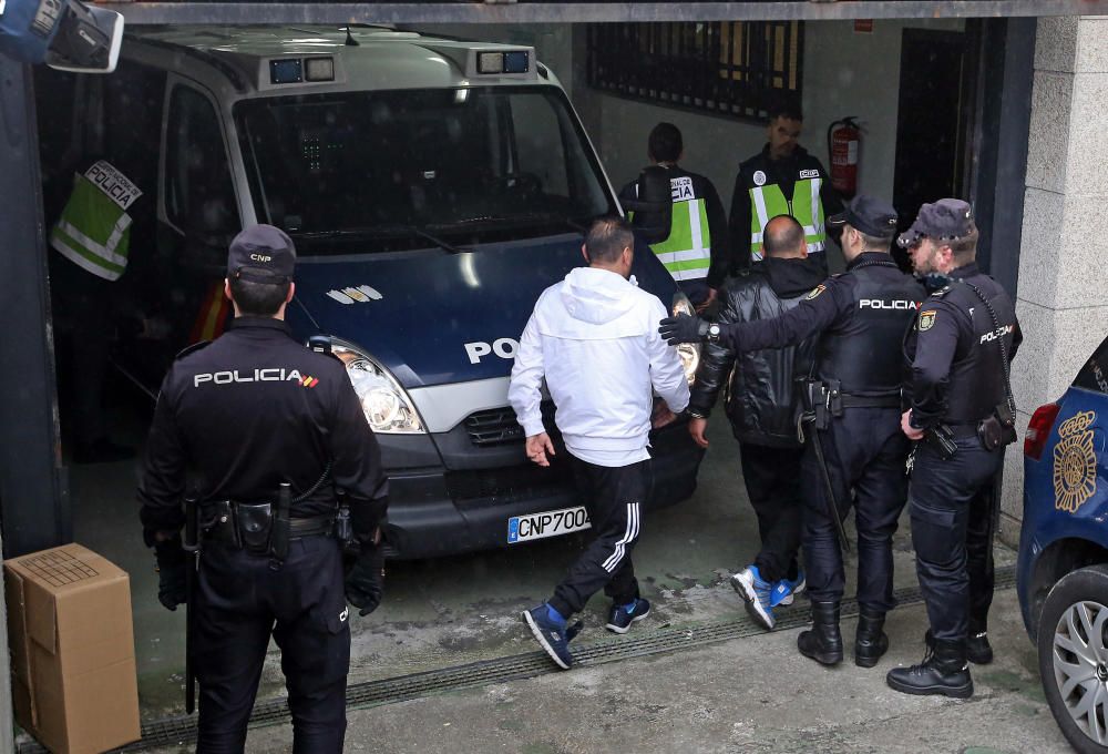 Detenidos conducidos al furgón para ingresar en A Lama. // M. G. Brea