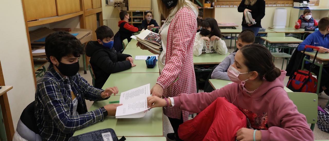Alumnos leyendo poesía en una clase del colegio Antonio Machado.
