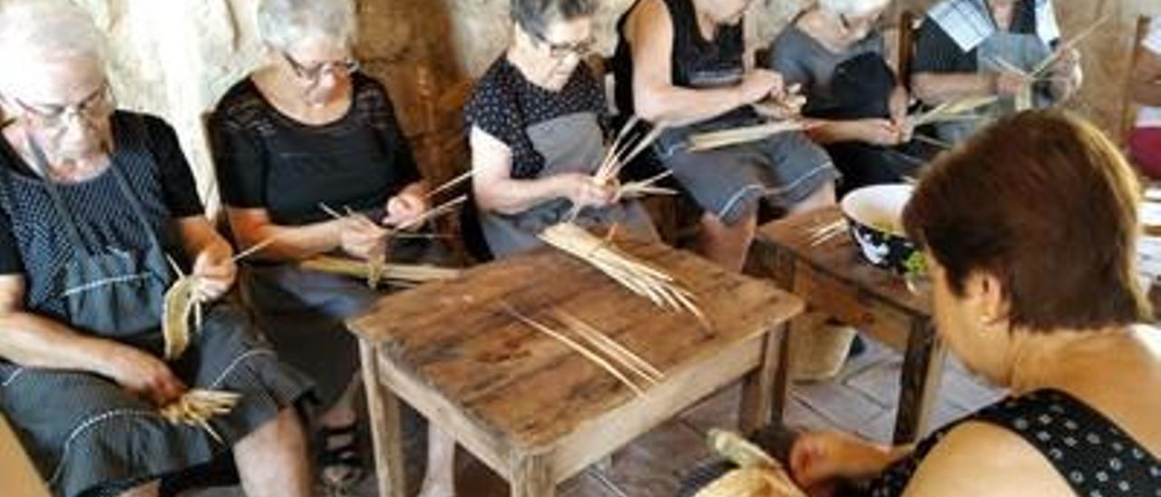 Mujeres de Jesús Pobre trenzan la «llata» durante la última fiesta de «l&#039;escaldà del raïm».