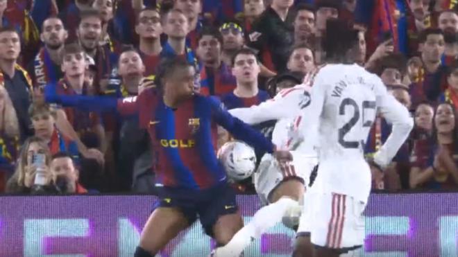 ¡El Madrid reclama penalti de Balde por una supuesta mano!