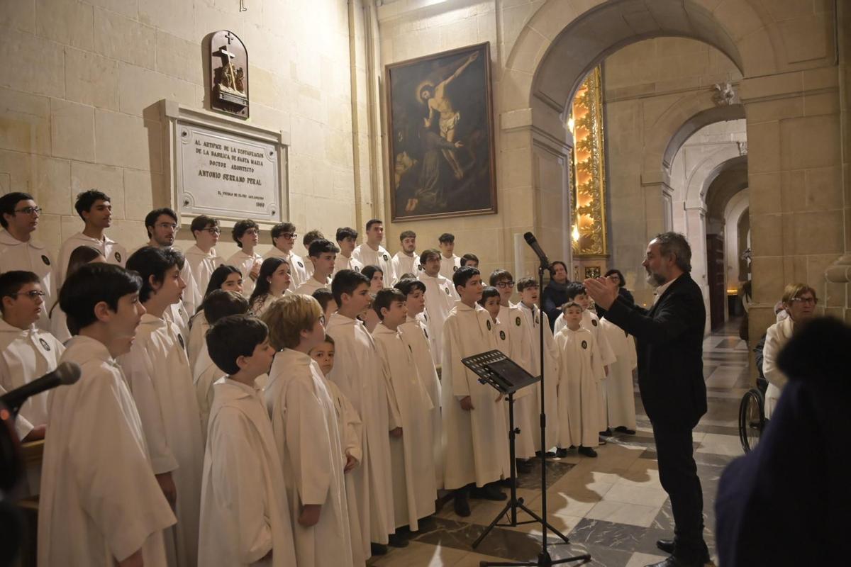 La Capella y Escolanía del Misteri durante la misa este sábado durante el congreso mariológico
