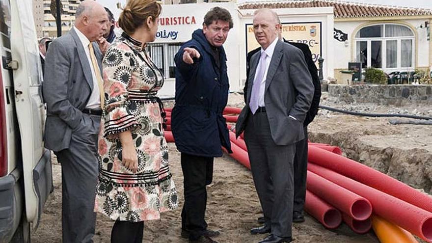 Visita. El alcalde atiende las explicaciones de un técnico.