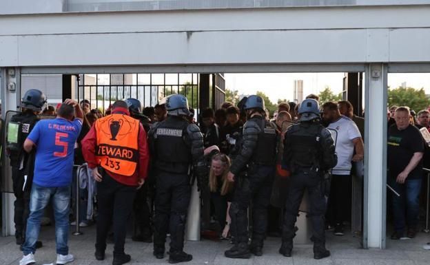 Al colarse gente sin entrada, en los tornos del último control de acceso al estadio se produjeron avalanchas, tanto en la zona de la afición inglesa como en la de la española.