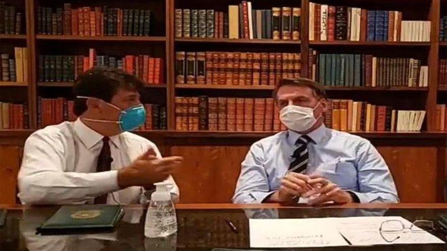 Bolsonaro se presenta públicamente con una mascarilla mientras espera saber si ha contraído el coronavirus