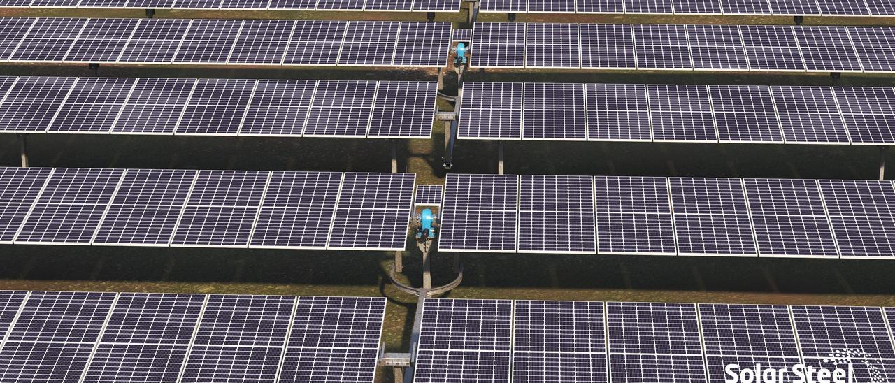 Paneles solares sobre los seguidores fabricados en Corvera por Gonvarri Solar Steel.