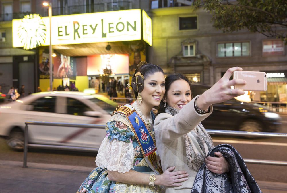 Tamara Delgado y Paqui Castelló se hacen un selfi a la puerta del Teatro Lope de Vega, antes de entrar a ver «El Rey León»