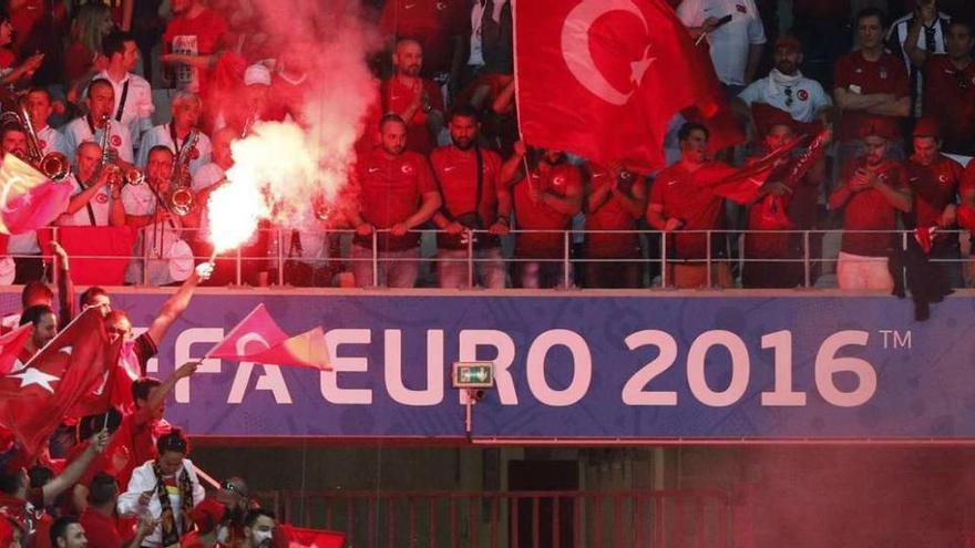 Los aficionados turcos, con banderas y bengalas, en el partido de su selección ante España.